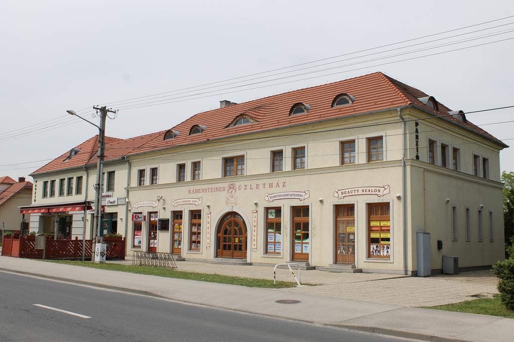 Rabensteiner Panzio Hotel Fertőd Exterior foto