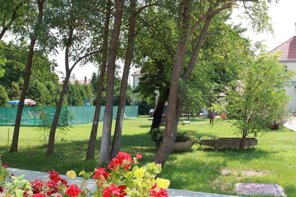 Rabensteiner Panzio Hotel Fertőd Exterior foto